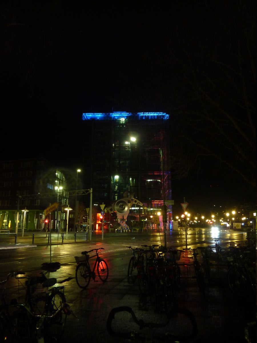 Das Gebäude der »Heidelberg Print Media Academy« fällt bei Tag schon architektonisch auf. Bei Nacht ist es eine richtige Augenweide mit den bunten Farben an der großen Kreuzung.