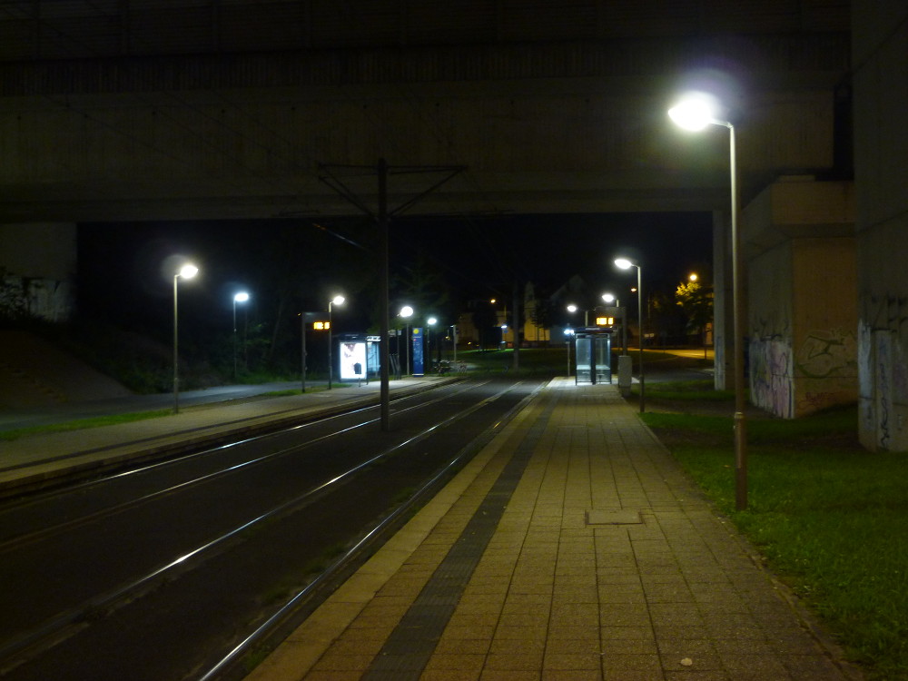 Foto der Haltestelle »Keilsbergstraße« am 05.10.2015 abends