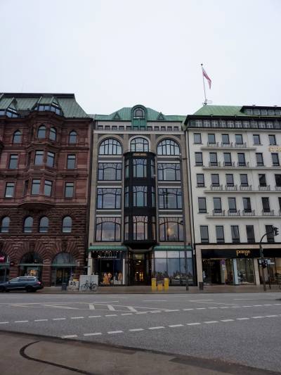 Der Jungfernstieg ist eine berühmte Einkaufsstraße in Hamburg, u. a. berühmt durch 50er-Jahre-Filme. Klein Erna war bei dem Wetter und dieser Uhrzeit (kurz nach 8 Uhr) allerdings nirgends zu sehen, dafür dieses schöne Art-Deco-Haus.