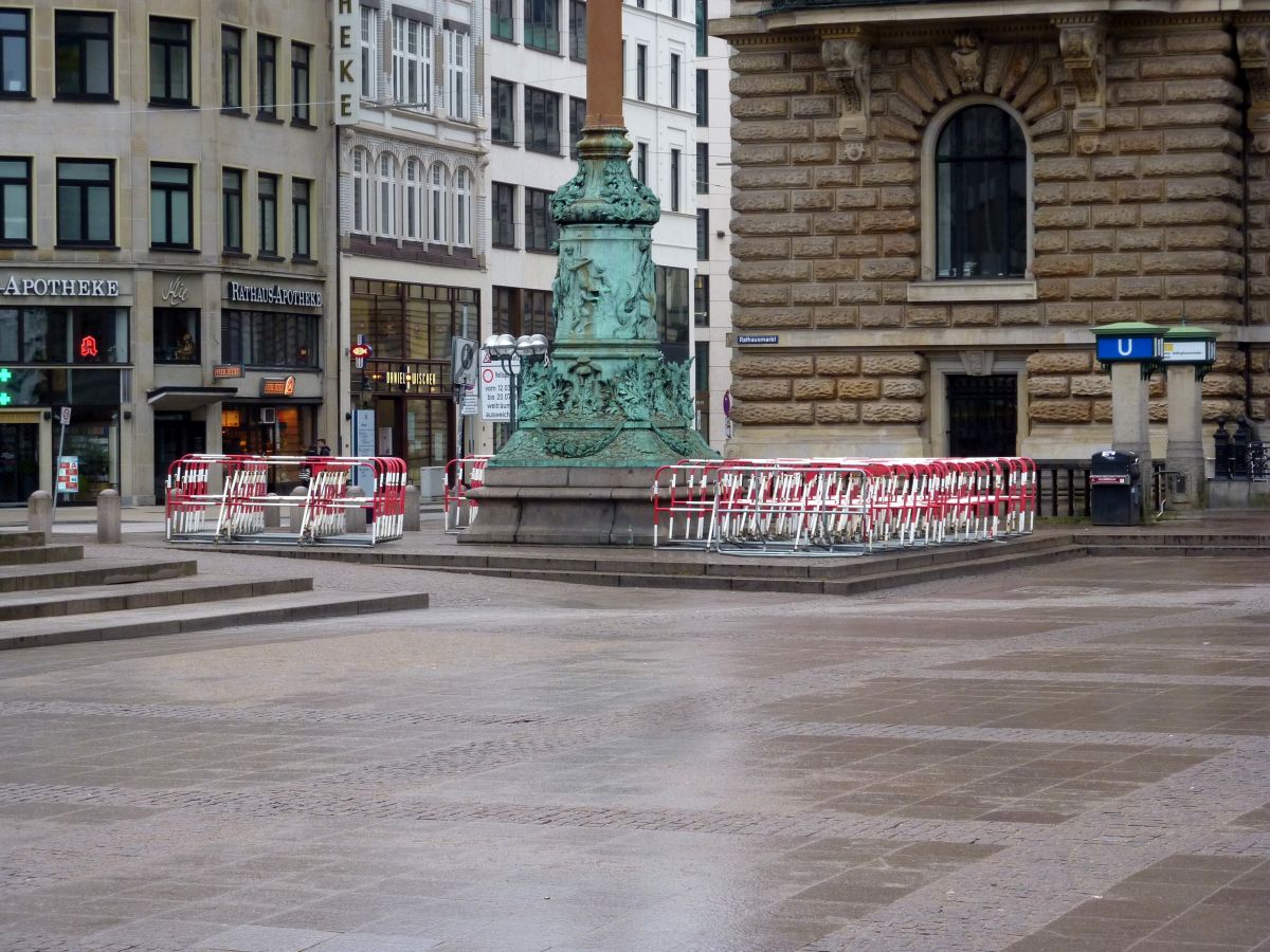 Diese Absperrgitter waren am Samstag in der gesamten Innenstadt zu sehen, nicht nur wie hier vor dem Rathaus. Liebe Hamburger, ist das bei euch immer so oder nur wenn der HSV spielt?