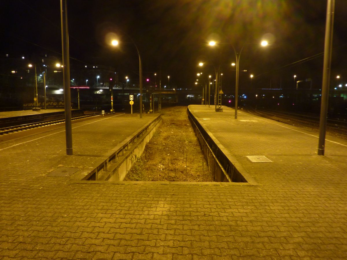 Auf dem Heidelberger Hauptbahnhof existieren einige ehemalige Gleise. Im Lichtspiel der Nacht entfalten diese eine ganz eigene Ästhetik.