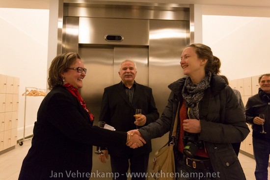 Vizebürgemeisterin Christina Knookala, Bildungs- und Kulturbeauftragte von Vaasa (links), freut sich, die deutsche Studierende Filmemacherin Miriam Steen (rechts) zu treffen und zu Gast zu haben.