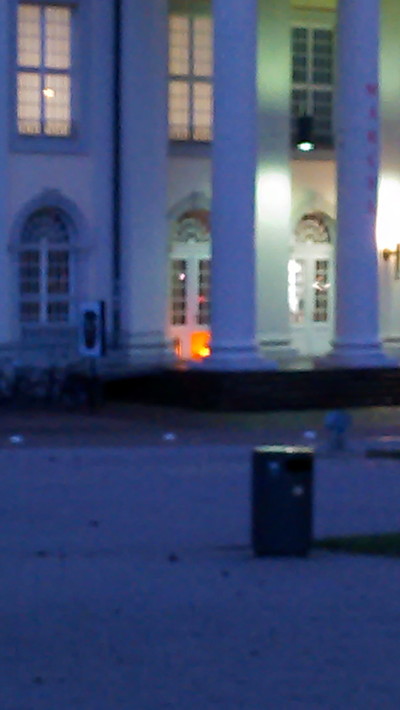 Dokfest-Erkennungszeichen „orange-farbener Würfel“ vor dem Museum Fridericianum