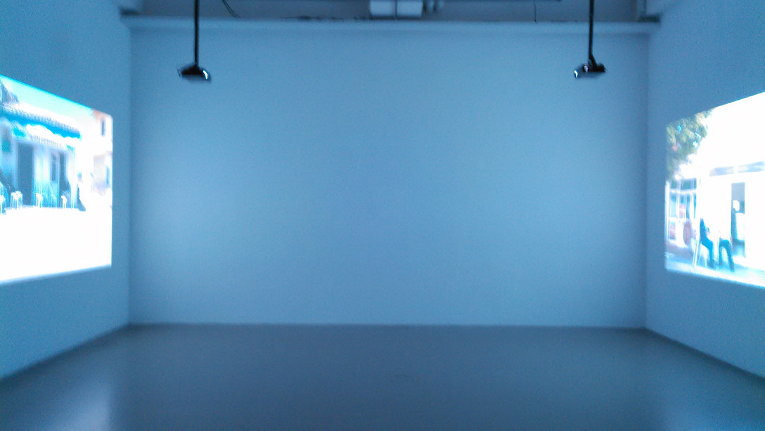 (Leider unscharfes) Foto der Installation »Place that I wait« in der Ausstellung »Monitoring«