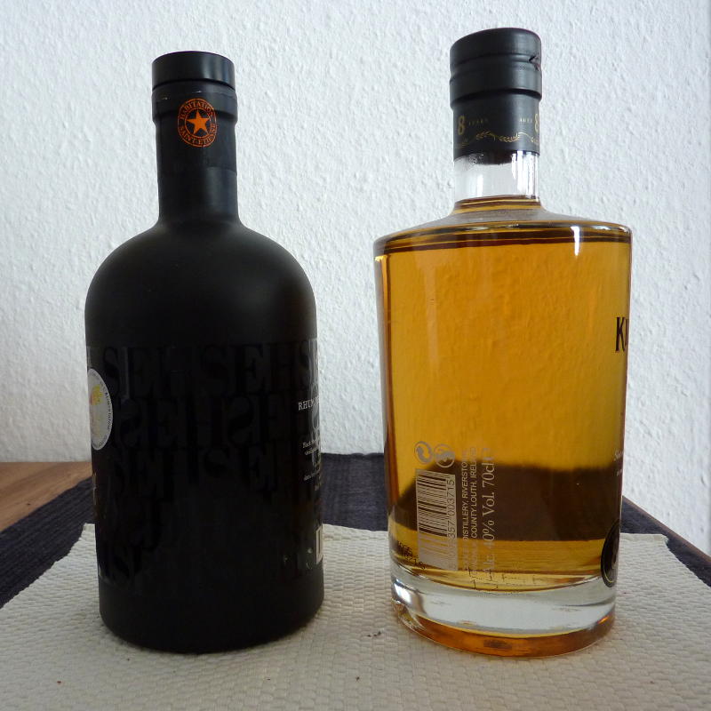 Eine Flasche Rum und eine Flasche Whisky