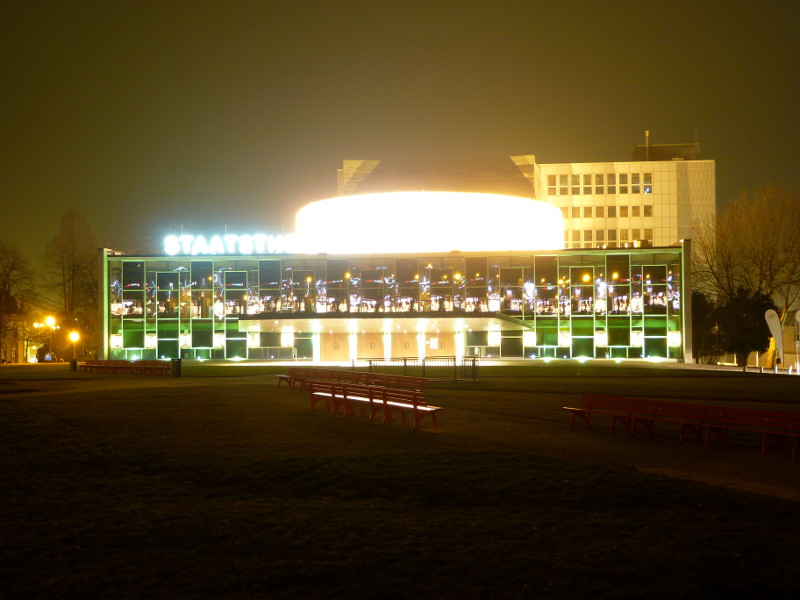 Das Staatstheater Kassel von vorne mit etwas längerer Belichtungszeit