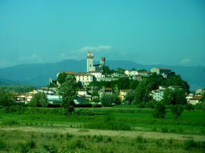 toskanisches Dorf mit einer „Burg“