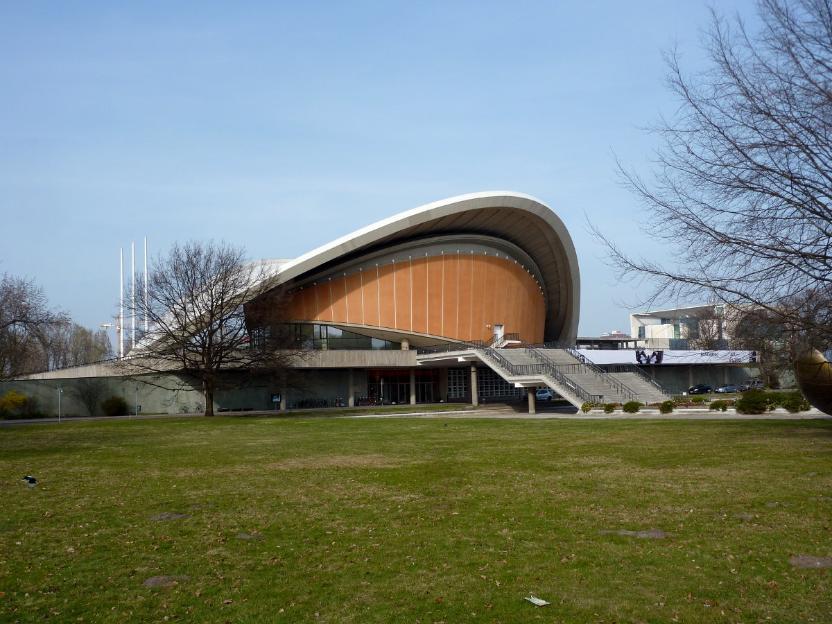 Die Berliner nennen die Kongresshalle liebevoll „schwangere Auster“. Ihre 1950er-Jahre-Architektur steht für das Nachkriegs-(West-)Deutschland.
