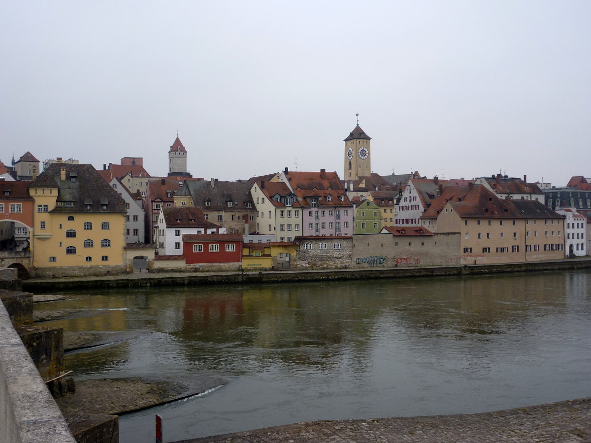 Regensburg hat unbestritten eine sehr schöne und historische Altstadt – mit Zeugnissen aus der Römerzeit – und ist dem entsprechend UNESCO-Weltkulturerbe. Links hat sich auch noch die alte Donaubrücke ins Bild geschmuggelt.