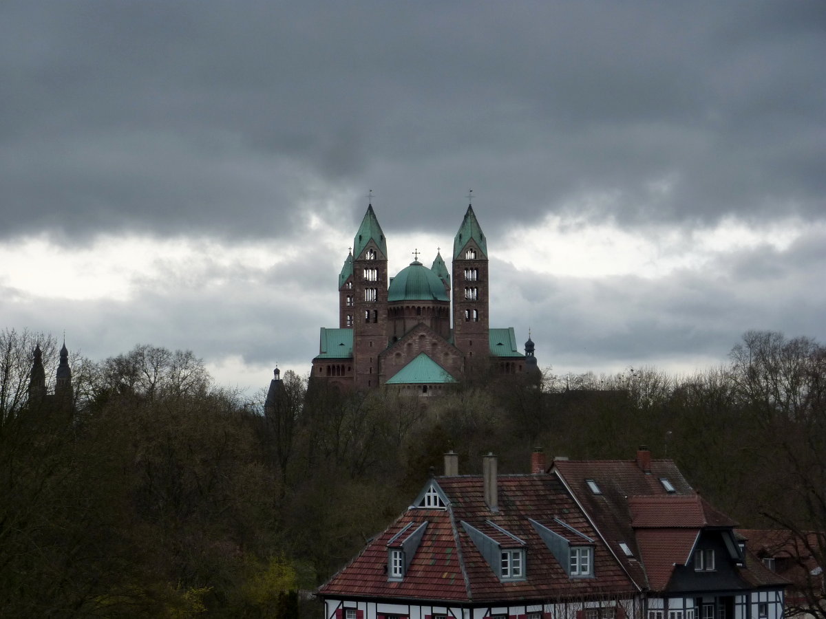 Noch ein Weltkulturerbe ebenfalls in einer Stadt mit langer Geschichte: Der Dom zu Speyer, mit der einen Seite an die Altstadt angrenzent, mit der anderen Seite an einen Park zum Rhein hin.