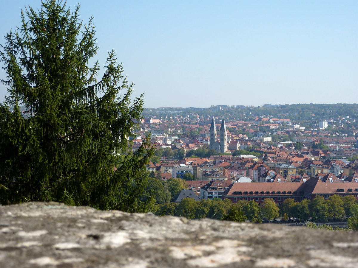 In der „Hauptstadt“ der „Weinfranken“ findet sich überall eine Weinstube, auch auf den Hügeln oberhalb des Mains. Hier blückt man vom Käppele auf die Altstadt von Würzburg.