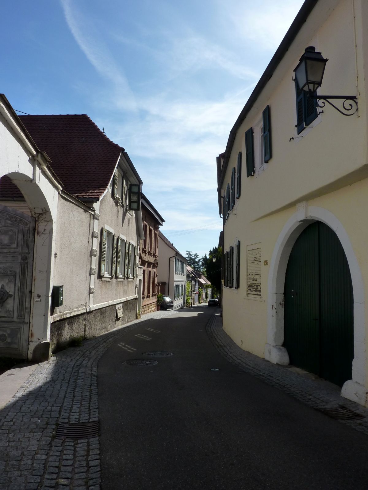 Die Freiheitsstraße in Hambach erinnert wiederum an Italien – beim Herabwandern kam sogar stilecht ein Mofa entgegen.
