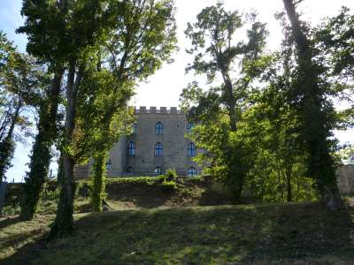 Das Hambacher Schloss von der Seite aus dem Schlosshof.