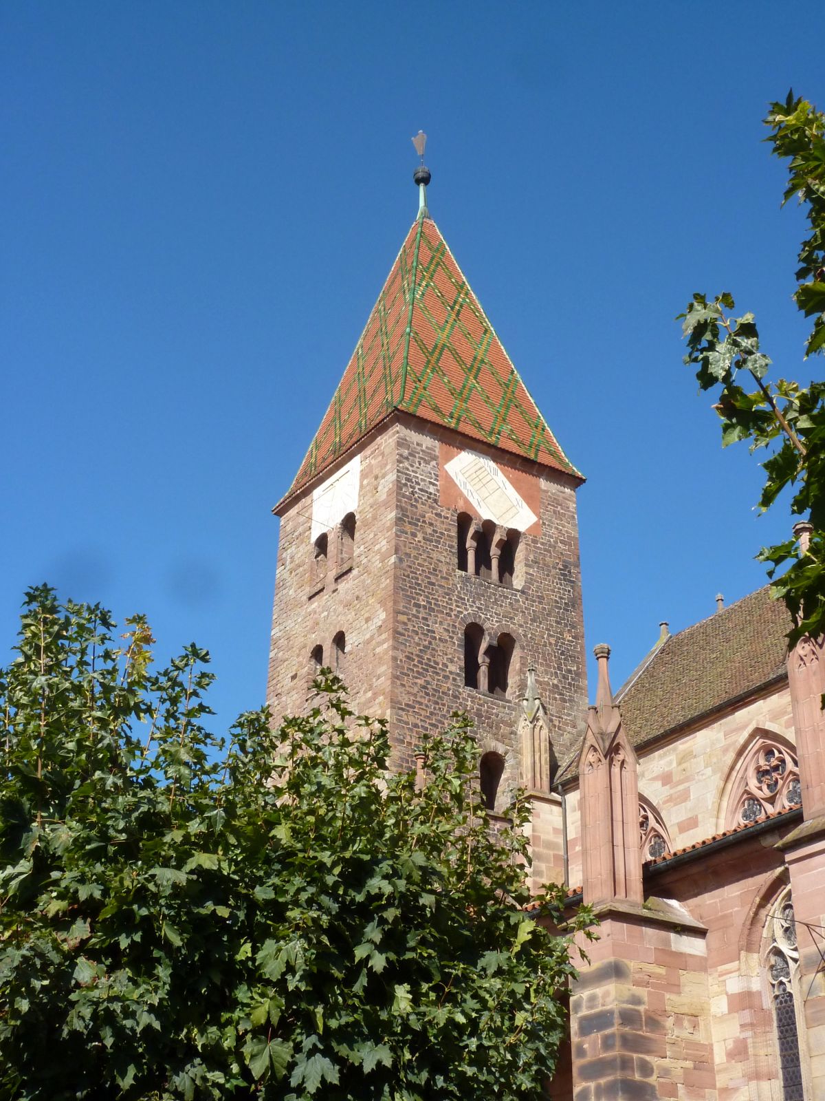 Ein Wahrzeichen von Wissembourg ist die ehemalige Abteikirche Église Saints-Pierre-et-Paul, deren Turm direkt vom Marktplatz ins Auge sticht.