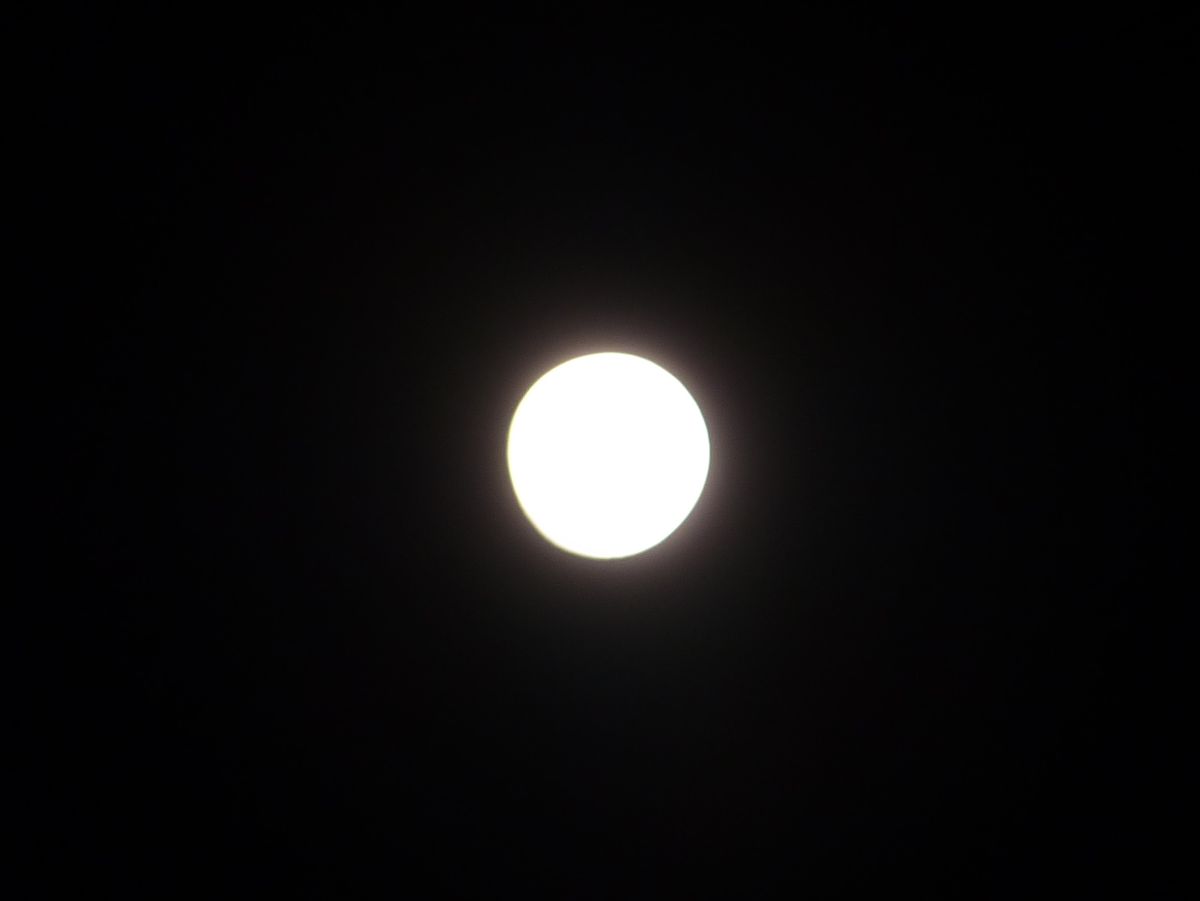 Der Mond war direkt über dem Feld sehr gut zu erkennen. Eine „richtige“ Aufnahme gelang allerdings trotz ISO 80 und 1/8 s Belichtungszeit leider nicht.