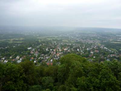 Der Stadtteil Brasselsberg grenzt an den Habichtswalds. Vom dortigen Bismarckturm hat man einen guten Blick über das ganze „Kasseler Becken“.