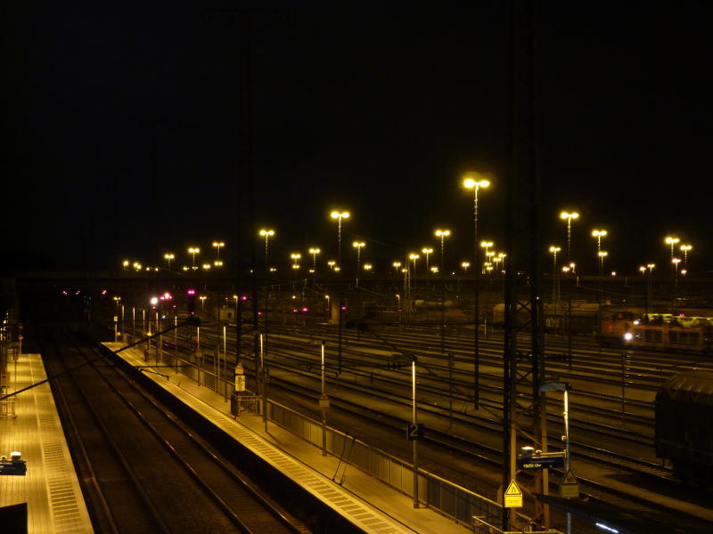 Haltepunkt Mannheim-Seckenheim mit Rangierbahnhof im Hintergrund